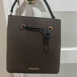 Great condition Micheal Kors Bucket Bag